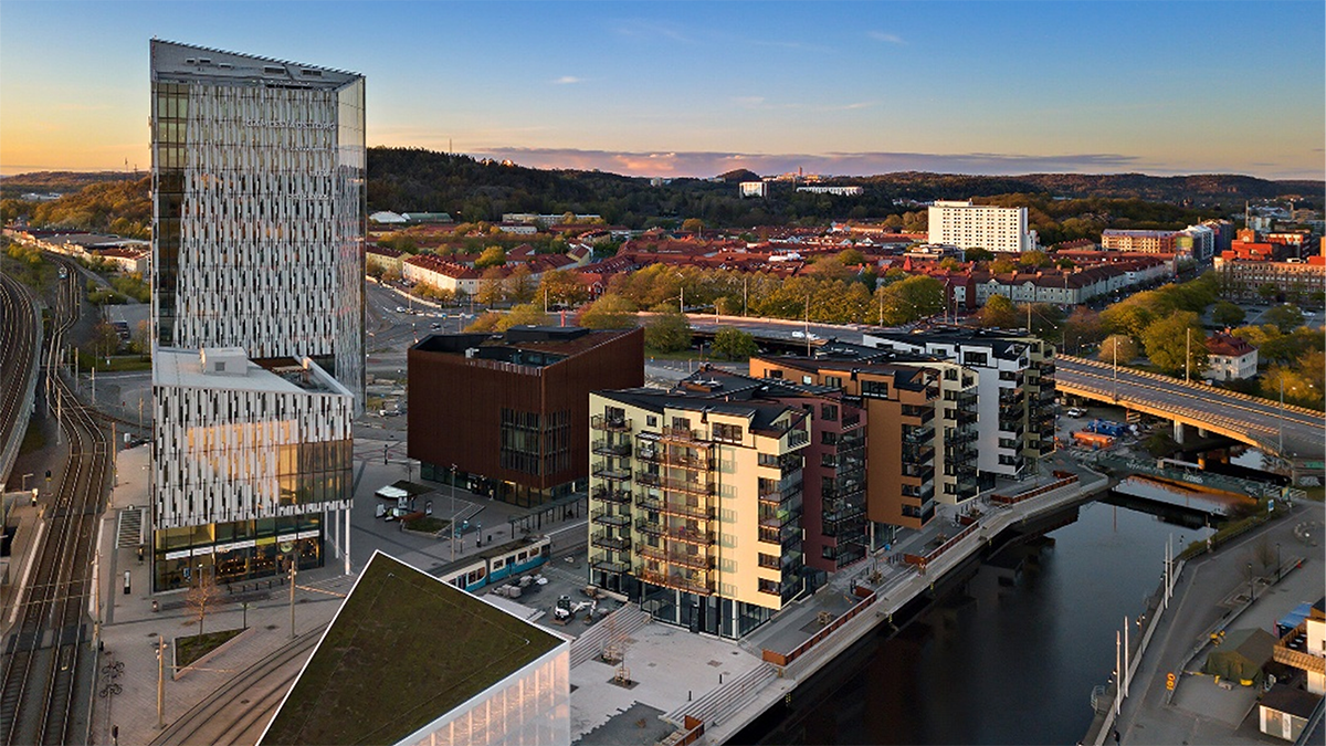 Vy över Gamlestads Torg med en grå skyskrapa och lägenhetshus bredvid Säveån