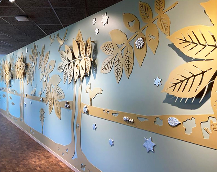 L&ouml;v i metall &auml;r monterade p&aring; en v&auml;gg.