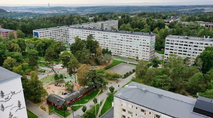 Vy över Hammarkullen med höghus och skogar