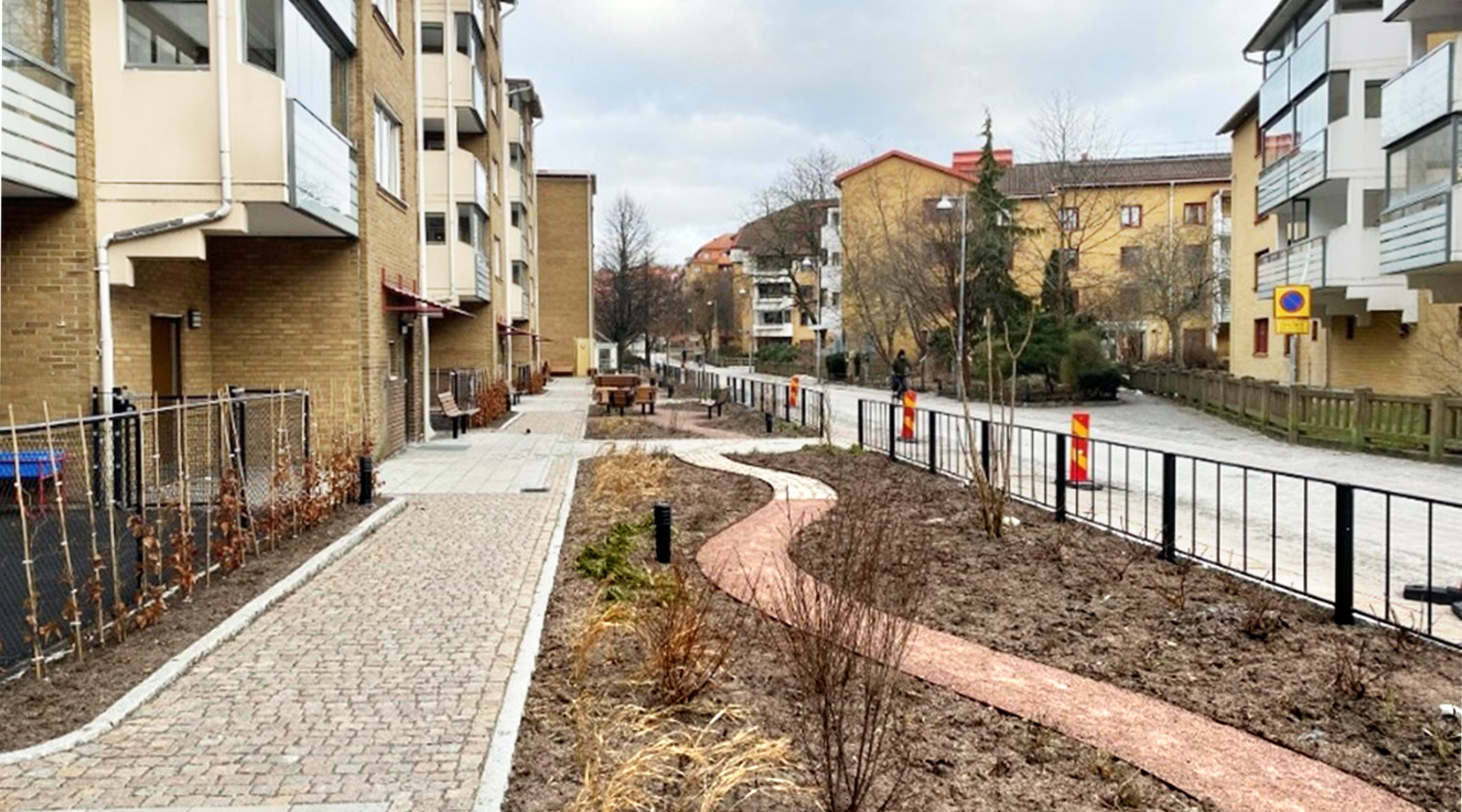 Ett flerbostadshus med en upprustad förträdgård vid Olskroksgatan 4–18. 