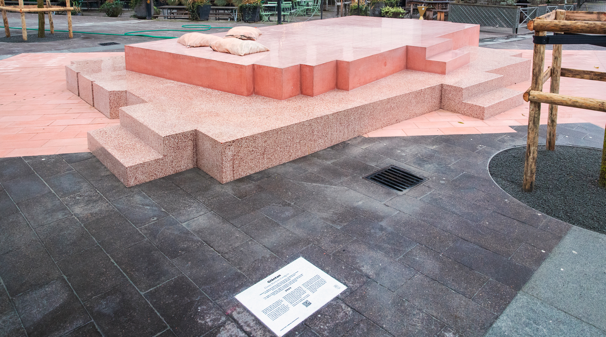 Ett rosa monument som står på marken utomhus.