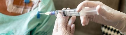 Medicin ges intravenöst i central venkateter.