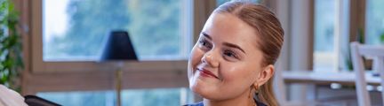 Närbild på en sjuksköterska som tar blodtrycket på en patient
