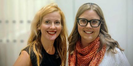 Hanna och Ramona ler in i kameran.