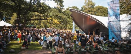 Publik framför en scen i Slottsskogen.