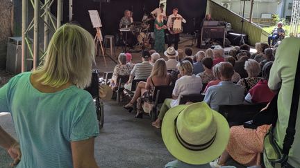Spelning på Slottsskogsteatern. Publik i förgrunden vänd mot scen in i bilden.