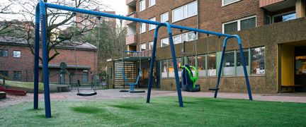 En lekplats framför Landalaskolan.