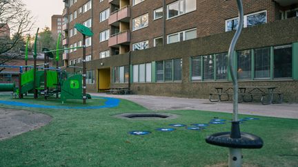 Entrén till Landalaskolan med en lekplats i bakgrunden.