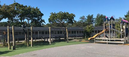 En lekplats framför Talldungeskolan.