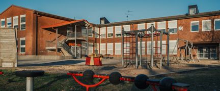 En lekplats utanför Kannebäcksskolan med varierande aktiviteter.