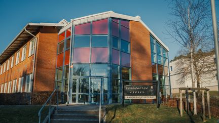 Kannebäcksskolans huvudentré med skolans skylt i bakgrunden.