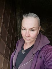 Porträtt av en person med svart tröja och lila hoodie