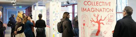 Vernissage från Collective Imagination på Frölunda Kulturhus med besökare i rörelse i utställningsrummet.