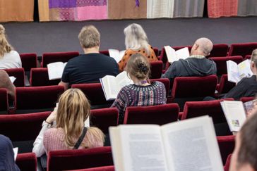 Foto av personer som läser