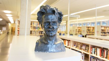 Bild på staty av August Strindberg.