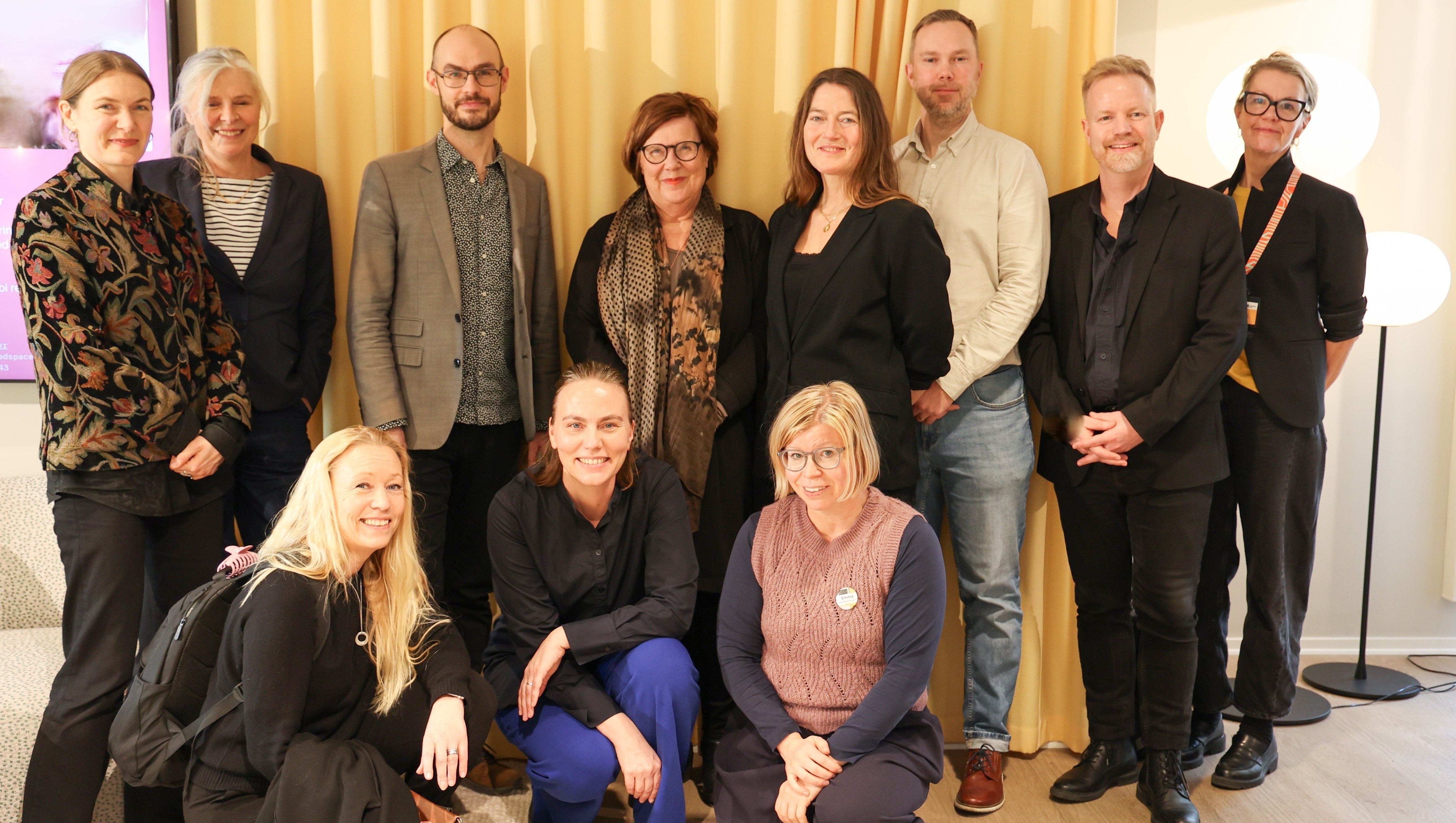 Gruppfoto av elva personer i två rader