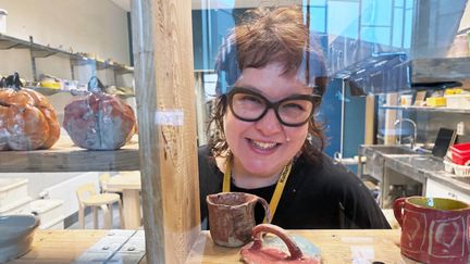 En bild på projektledare Ida Lindberg som står i Kulturhuset Bergsjöns keramikstudio.