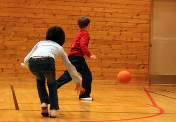 Ett par barn som spelar basketboll på Björsaredsskolan.