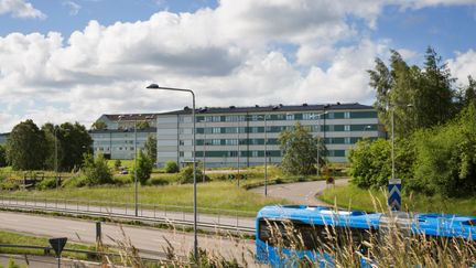 Blå buss åker på en väg