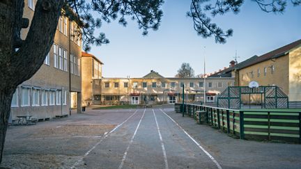 En skolgård med multiarena framför skolbyggnaderna.