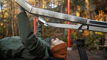 En person tränar i ett utegym,
