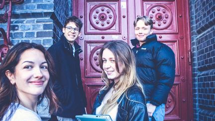 Elever utanför de anrika röda portarna. 