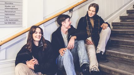 Tre elever i en av våra stentrappor. 