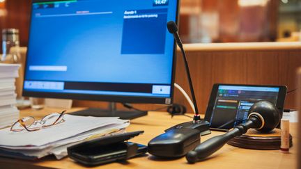 Ett skrivbord, en ordförandeklubba i en nämndsal