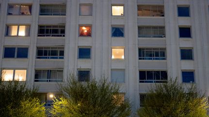 Ett hyreshus i grå betong