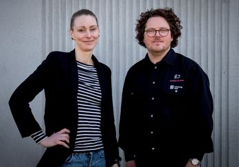 Jenny Martinsson, verksamhetsutvecklare, är programledare och Henrik Carlsson, fältsekreterare på uppsökarenheten, sköter inspelning och klippning av podden. 