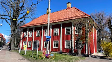 Verkets framsida. Röd fasad.