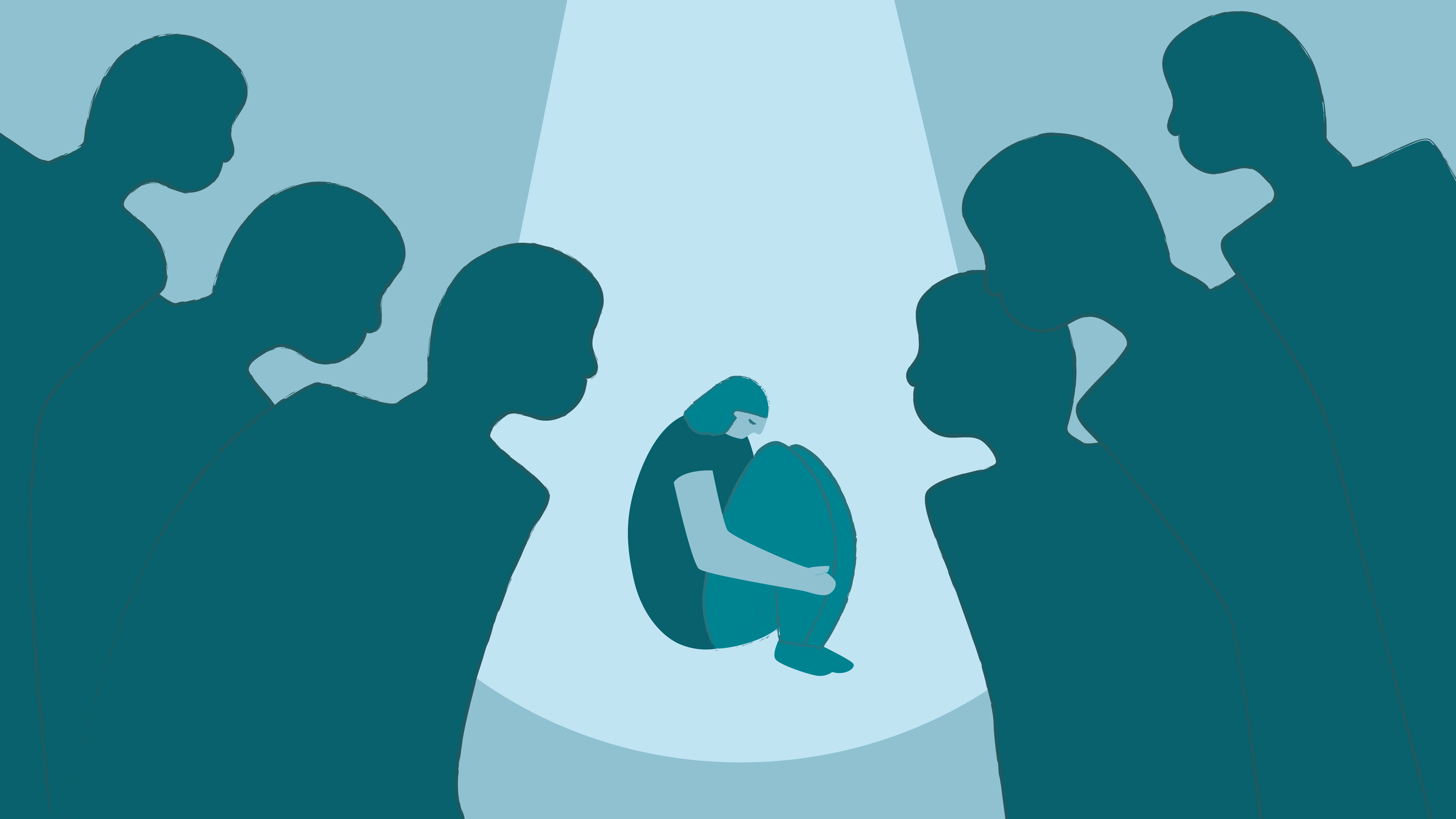 En kvinna sitter på golvet med huvudet nedböjt och armarna runt sig själv i en skyddande gest. Runt henne står hotfulla personer som reser sig över henne.