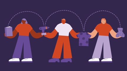 Tre personer som skickar vidare en bok, en skruvdragare, en tröja och en nalle mellan varandra