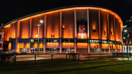 Byggnaden Scandinavium lyser i färgen orange. 