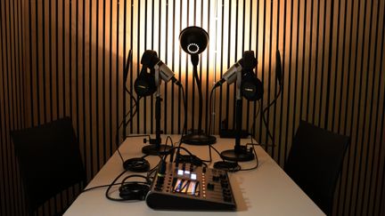 En poddstudio med mikrofoner och ljudmixer. 