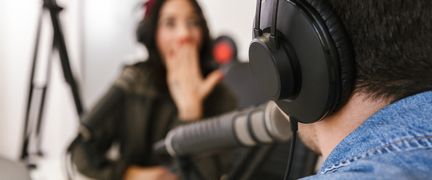 En person intervjuar en annan person i en podd.