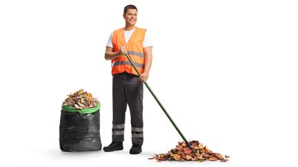 En person med kratta lövhög och en säck med löv.
