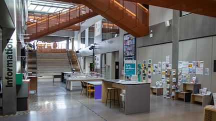 Entréplan på Selma, trappor, informationssdisk, bord och stolar. 