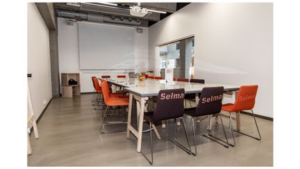 Större rum med bord och stolar för runt 20 personer.