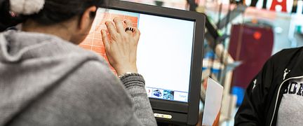 En person trycker på en pekskärm.