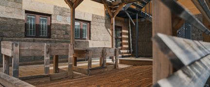 En sandlåda i en pergola med trälådor bredvid.