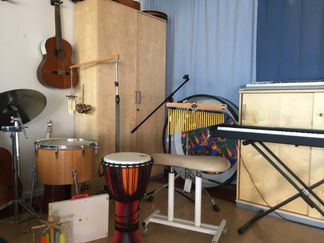 Ett rum med olika instrument