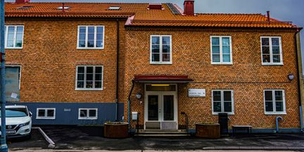 Högsbodals tegelbyggnad och entré. 