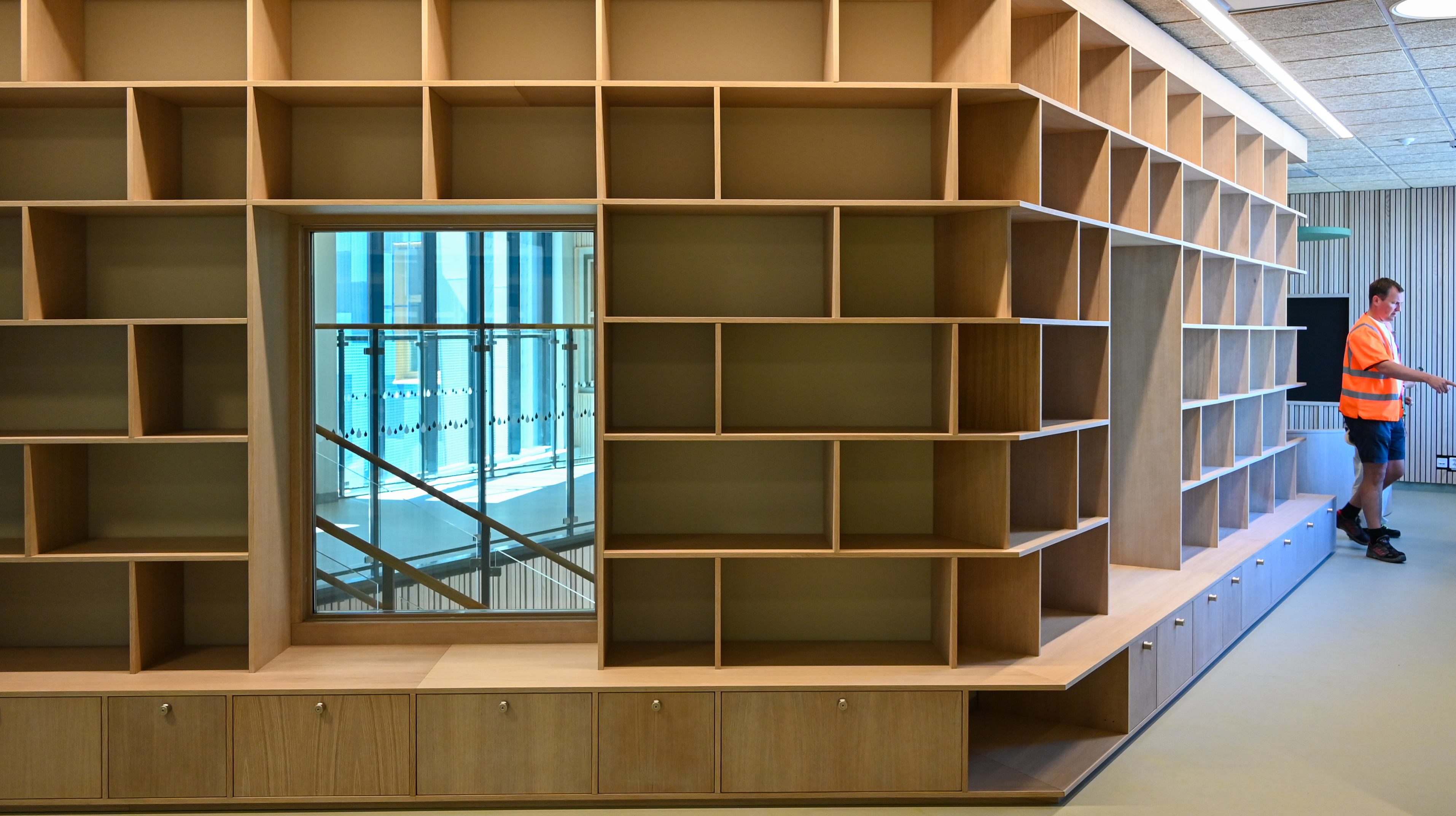 Bild på en bokhylla som är en del av väggen.