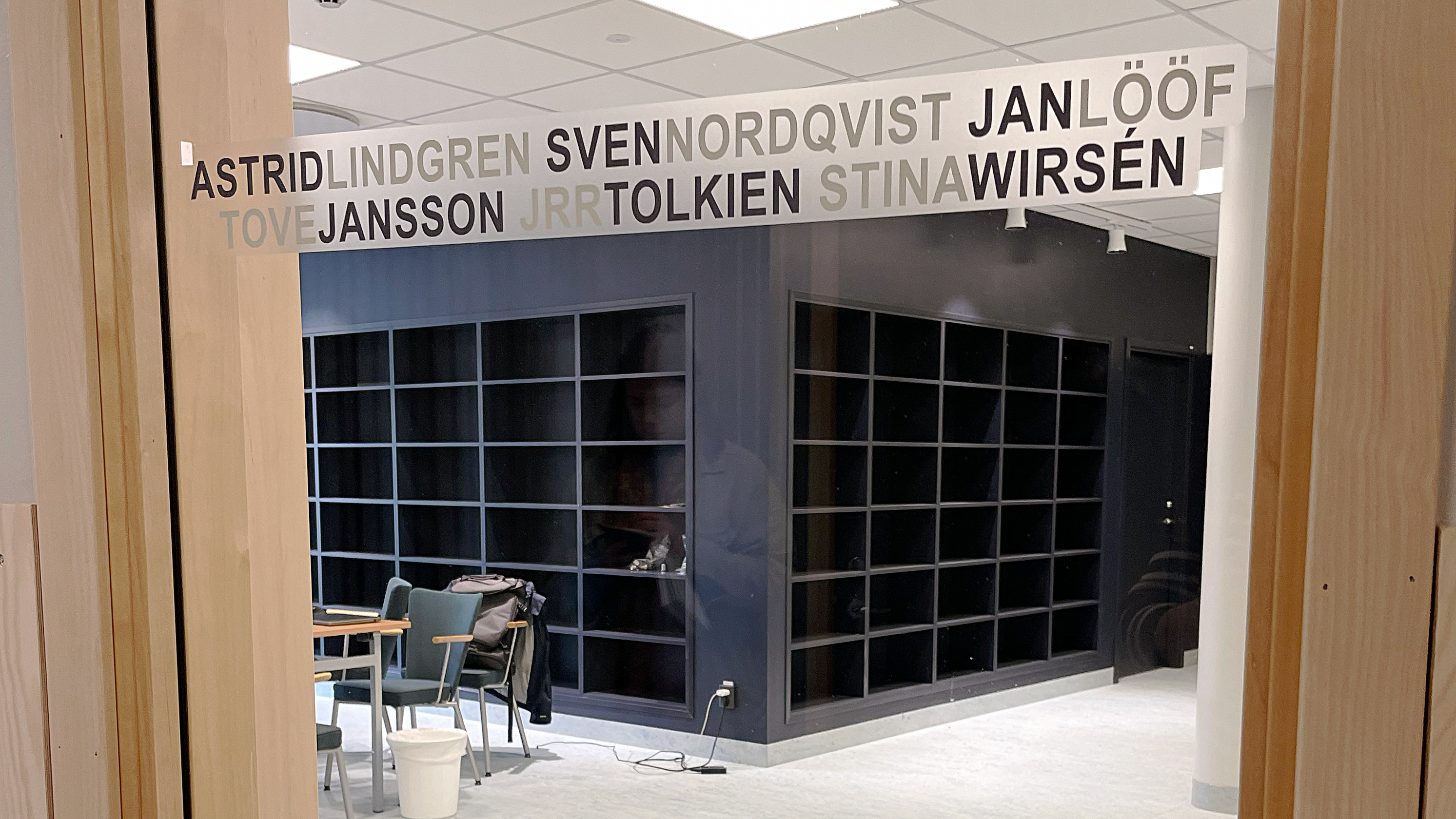 Namn p&aring; olika f&ouml;rfattare p&aring; en glasv&auml;gg. Bakom glaset syns m&ouml;rkbl&aring; grad&auml;nger