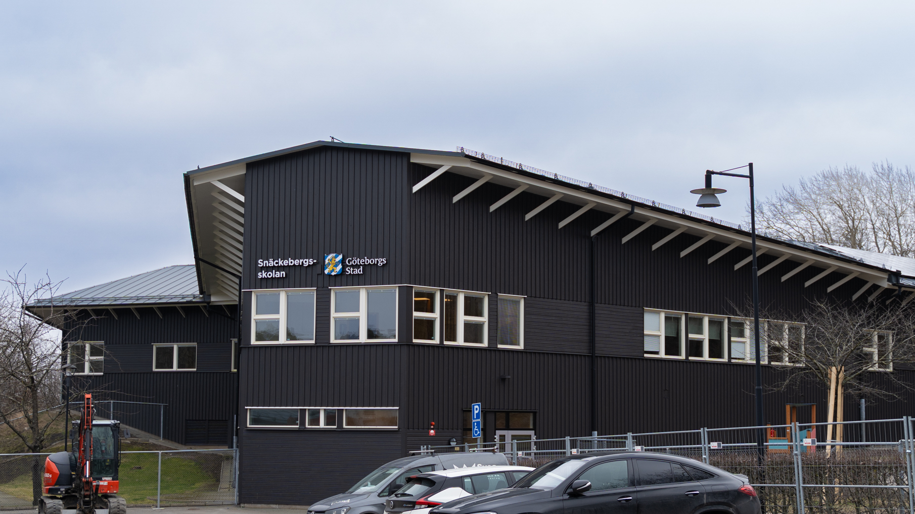 Fasaden på en stor byggnad.