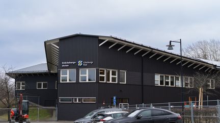 Fasaden på en stor byggnad.