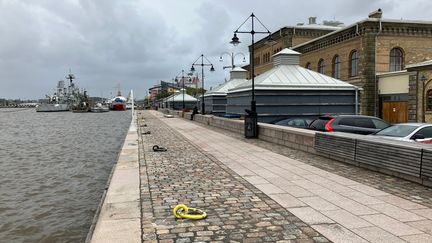 En vy över packhuskajen med älvkantskyddet som säkerställer trygghet för de närliggande byggnaderna