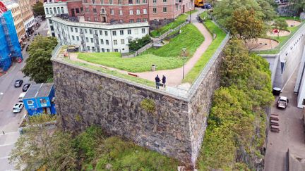 Carolus Rex ses från luften med stenmurar och park på toppen