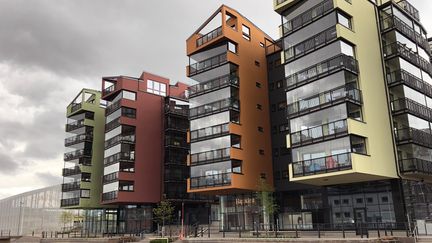 Kajhusen vid Gamlestads torg. Flersbostadshus i grönt, orange och rött med inglasade balkonger med utsikt över Säveån.